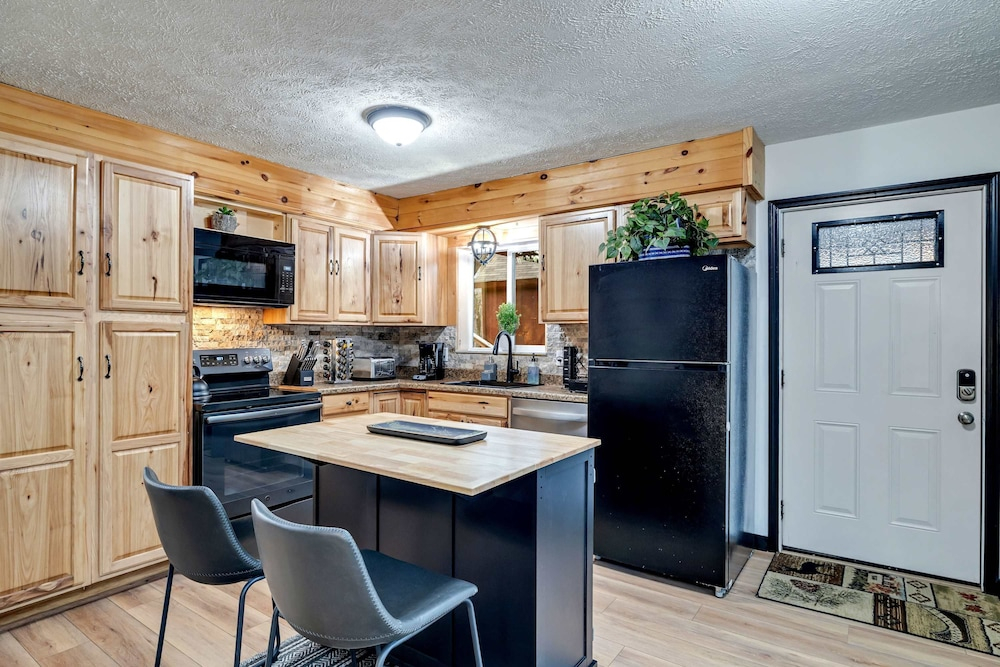 Cozy Poconos Retreat Hot Tub Dog Friendly Firepit