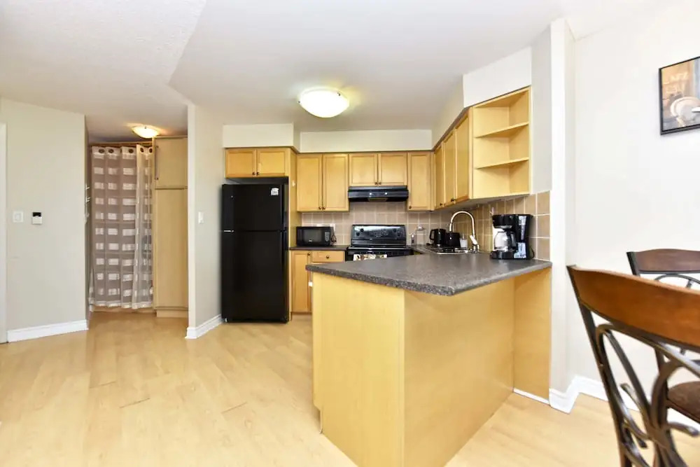 Sarkar Suites - 3888 Duke of York Blvd