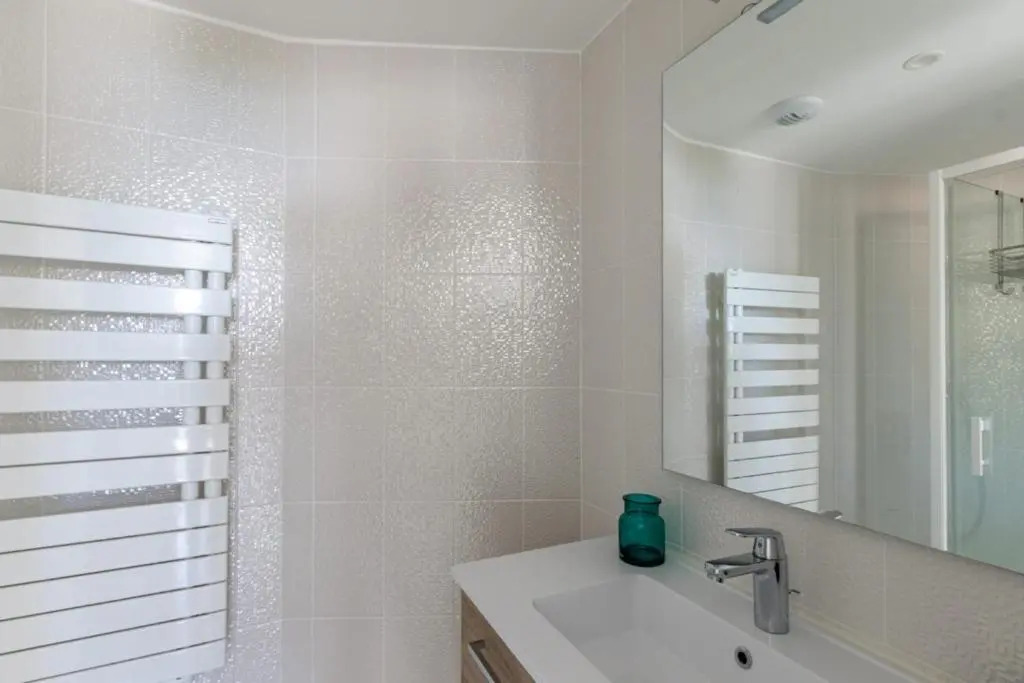 Modern apt with BALCONY at 1mn walk from the BEACH