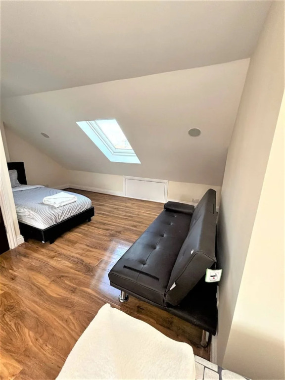 Large & Cozy 5-bed House in a Quiet Dagenham Area