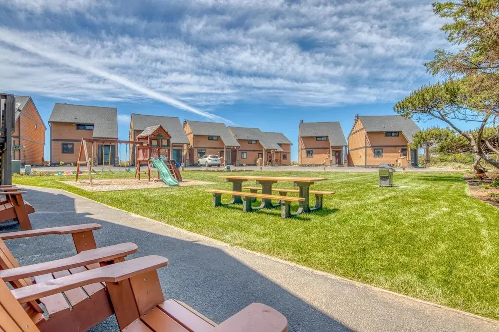 Breathtaking Ocean Views and Luxurious Comfort - Charming Beach Retreat