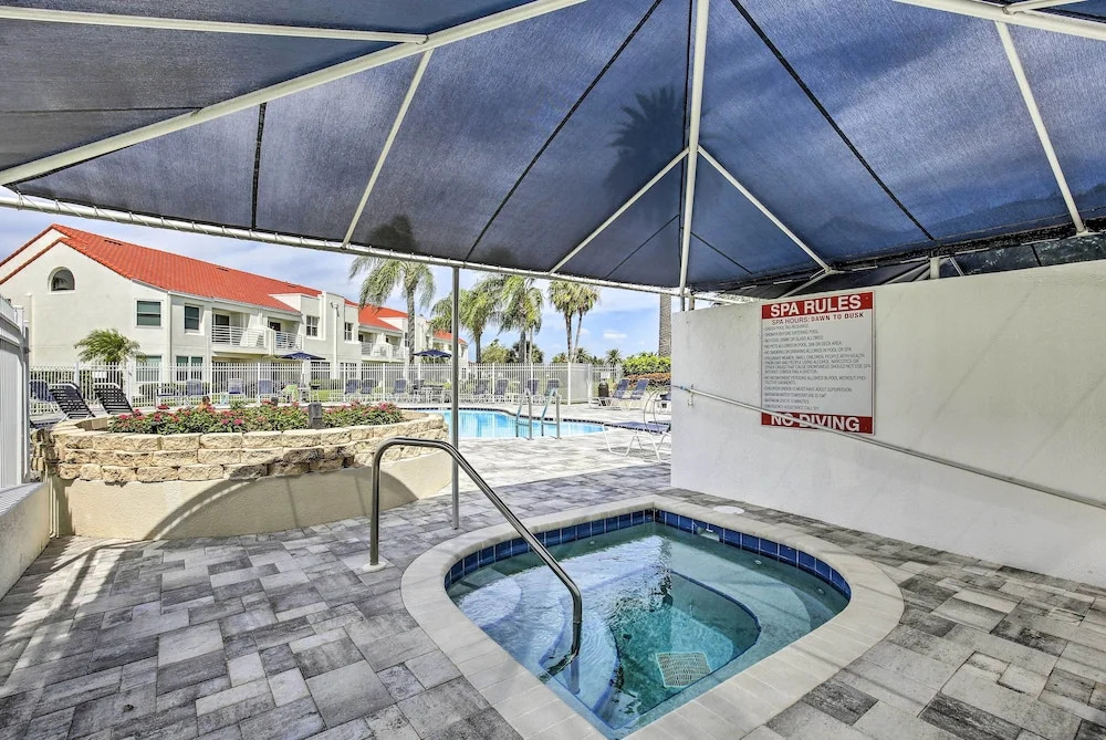 St Pete Condo w/ Patio & Pool ~ 2 Mi to Beach