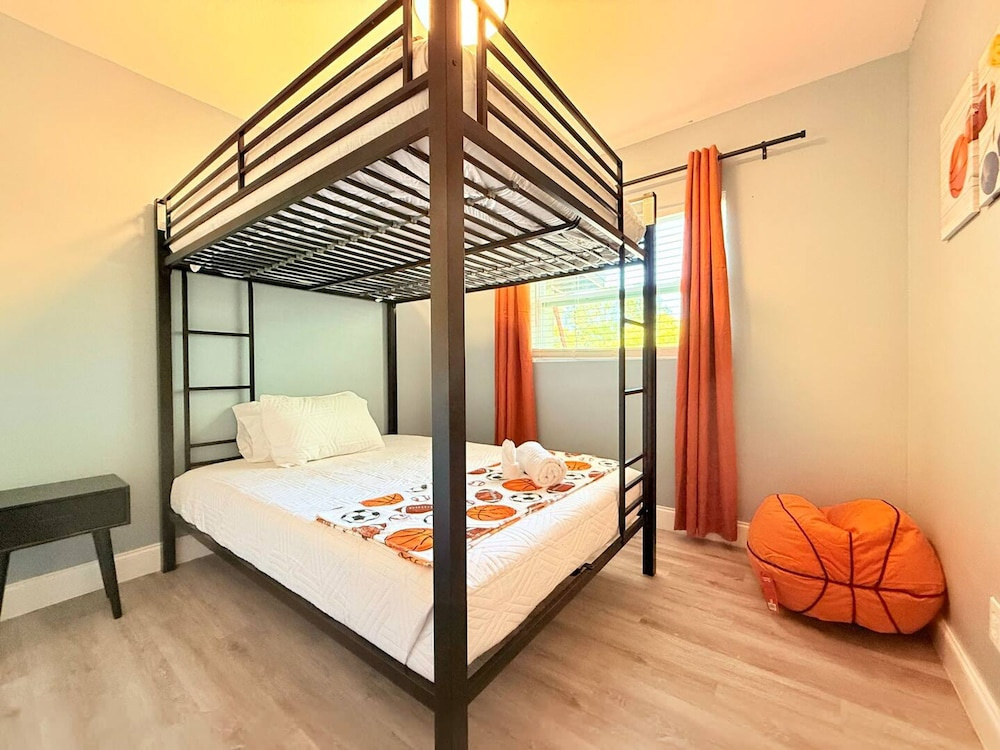 Spacious Modern King bed Game Room More