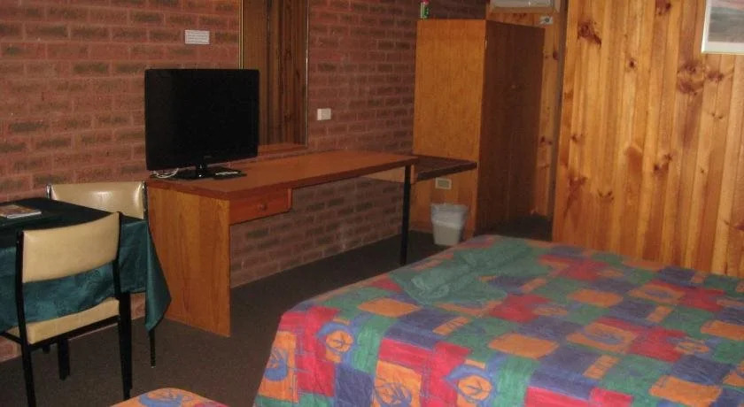 Country Roads Motor Inn