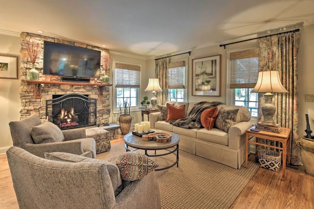 2 Living Areas + Fireplace: Mirror Lake Cottage!