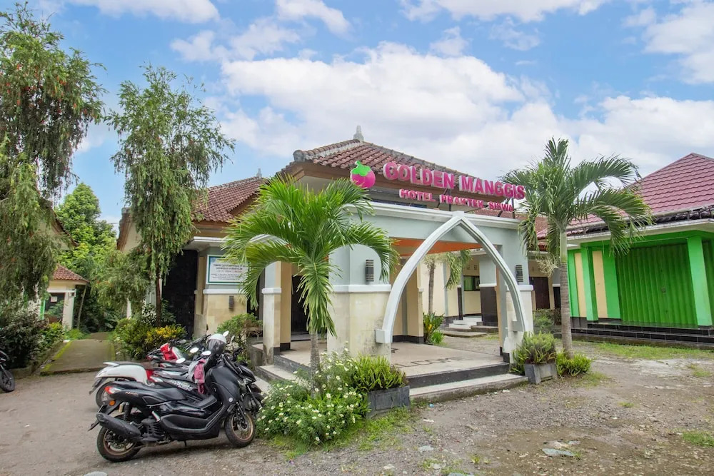 Capital O 93391 Golden Manggis Hotel Near SMKN 1 Lingsar