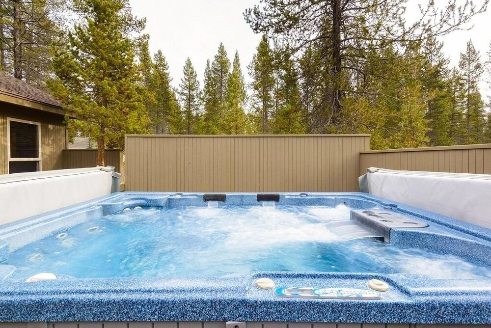 Stunning W/ Hot Tub & Expansive Deck 4 Bedroom Home