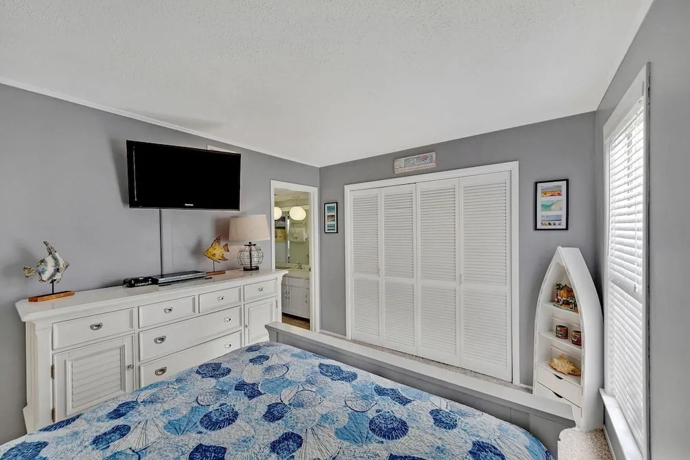 Love Me 1037 - 1 Br Condo