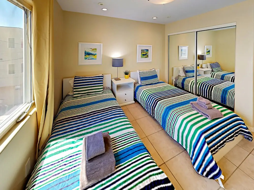 3br W/ Garage & Rooftop Deck - 1 Block To Beach 3 Bedroom Townhouse
