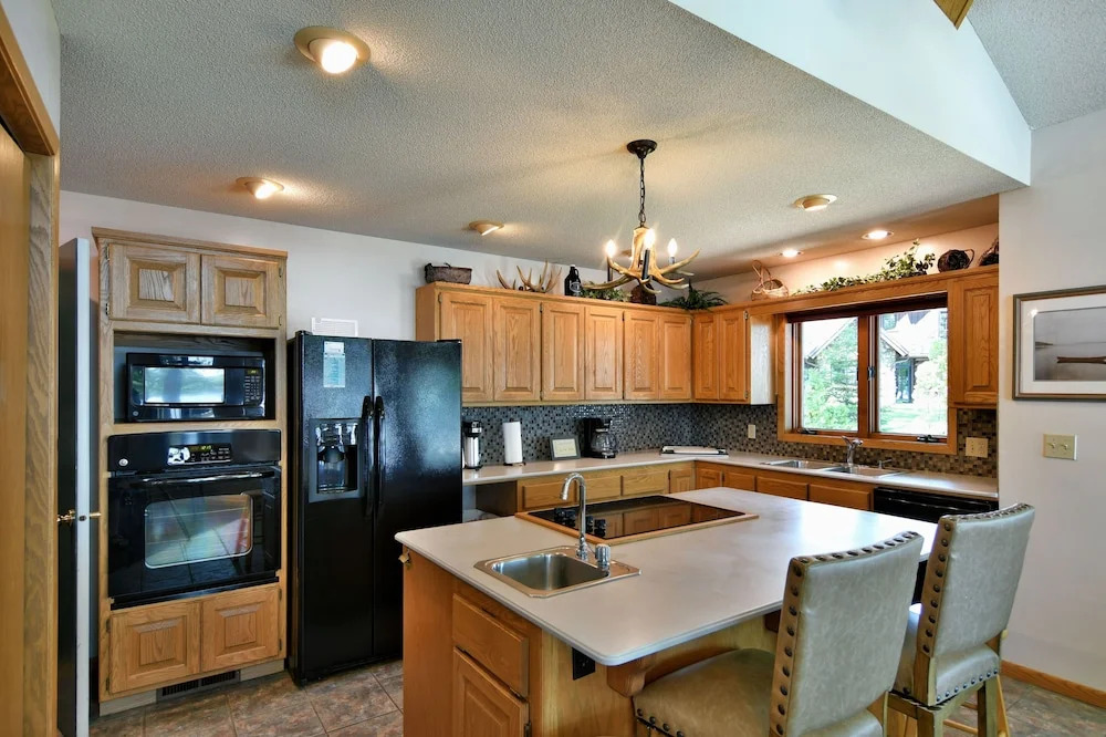 Cheif Lake Lodge 4 Bedroom Home by RedAwning