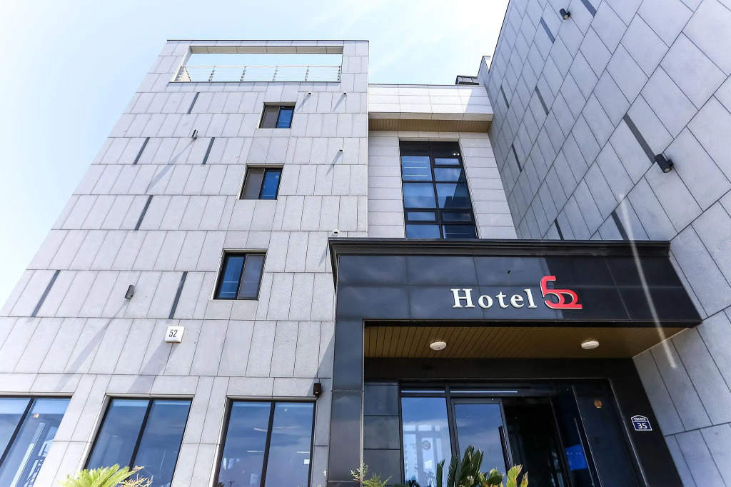 Hotel 52