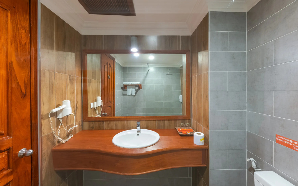 The Suite By Royal Crown Hotel