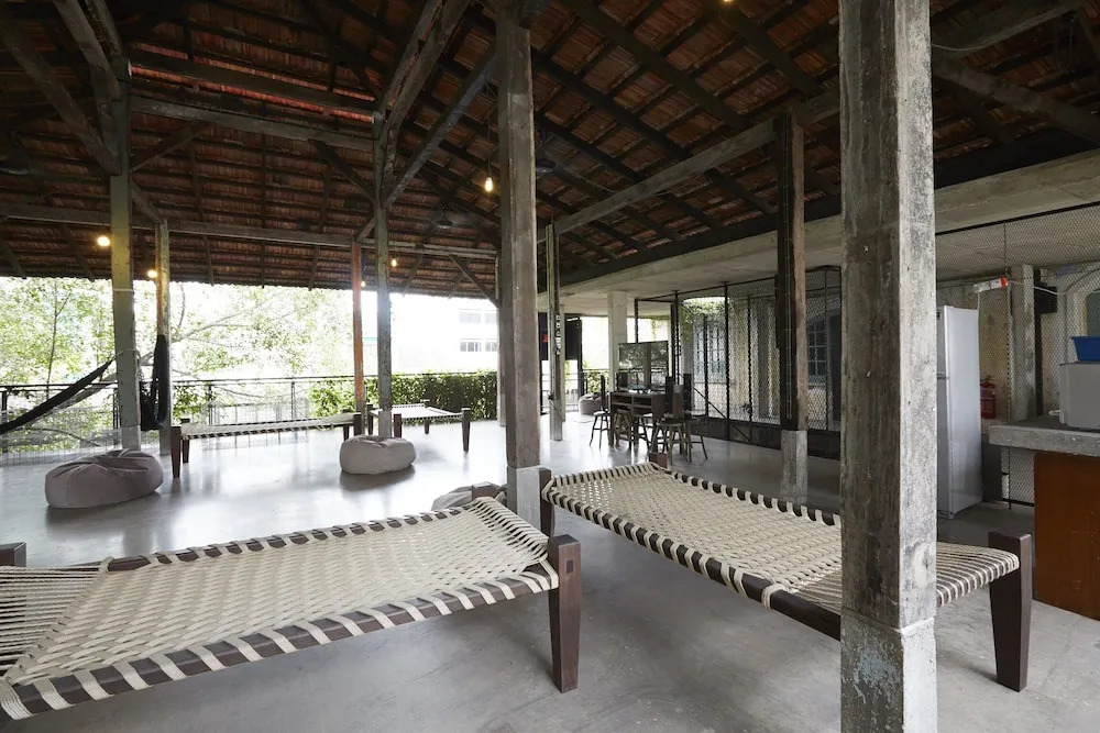 Belakang Kong Heng Ipoh Hotel