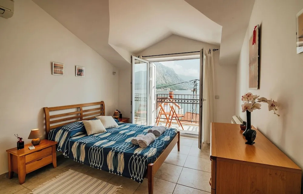 Spacious Family 4BR Seaside House, Fantastic Sea Views, 20 Meters to Beach