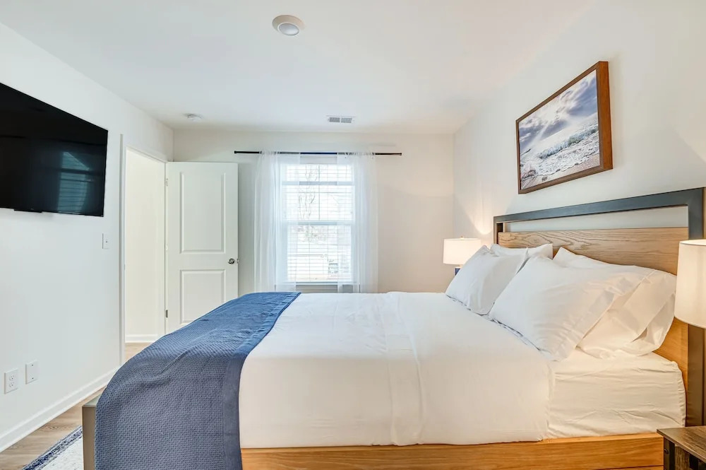 Charming Charlotte Townhome: 6 Mi to Downtown!