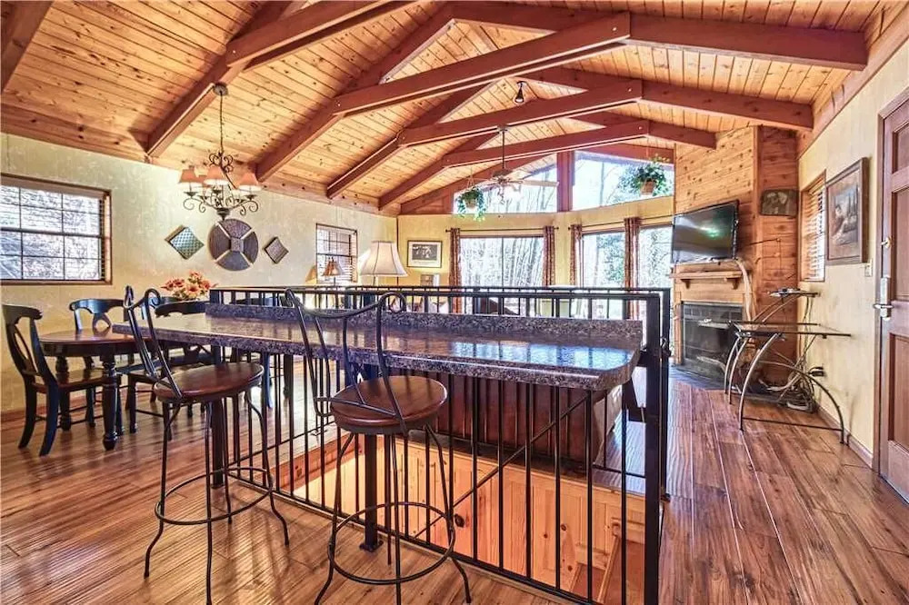 Creekside, 4 Bedrooms, Pool Access, WiFi, Fireplace, Sleeps 10