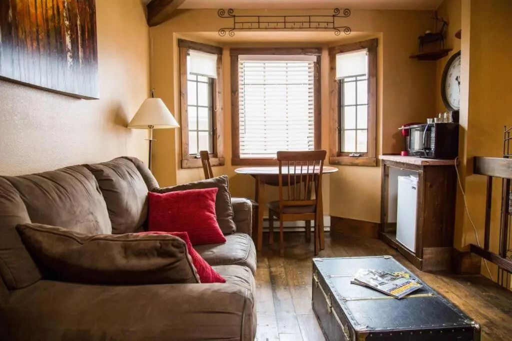 1 Bedroom Suite with fireplace Dogs OK