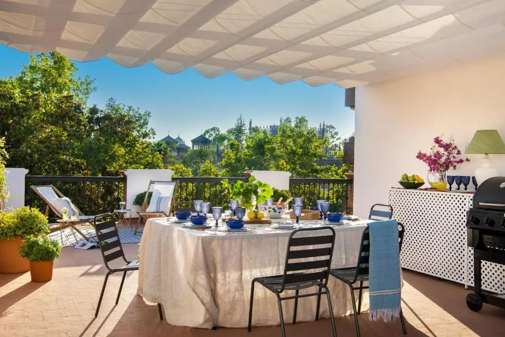 Villa Alfonso, Luxury Villa In Midtown, Parking