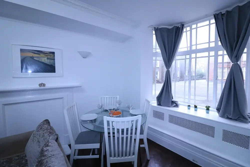 Lovely & Spacious 2 Bedroom APR Queensway