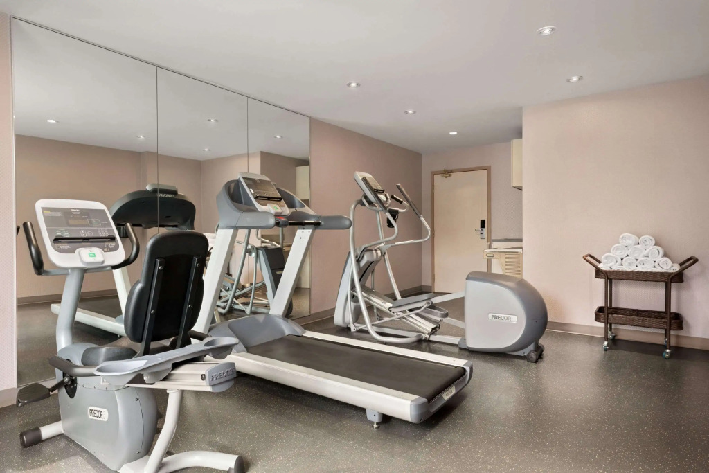 Travelodge by Wyndham Oshawa Whitby