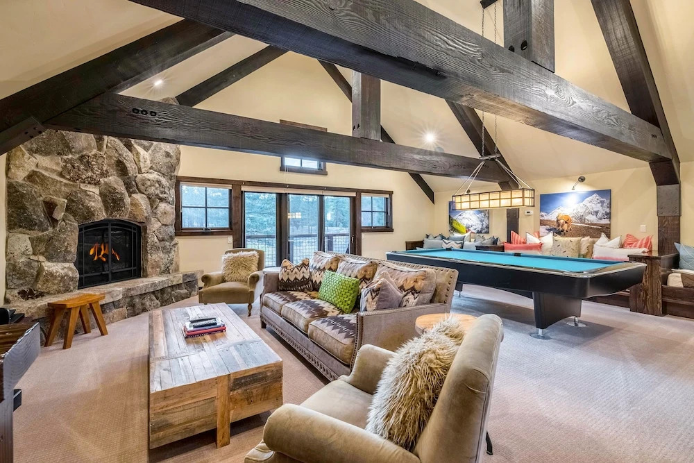 4BR Luxury Truckee Home by RedAwning