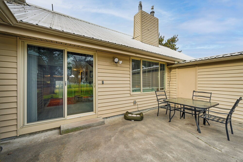 Near Mcnary Dam! Pet-friendly Condo on Golf Course