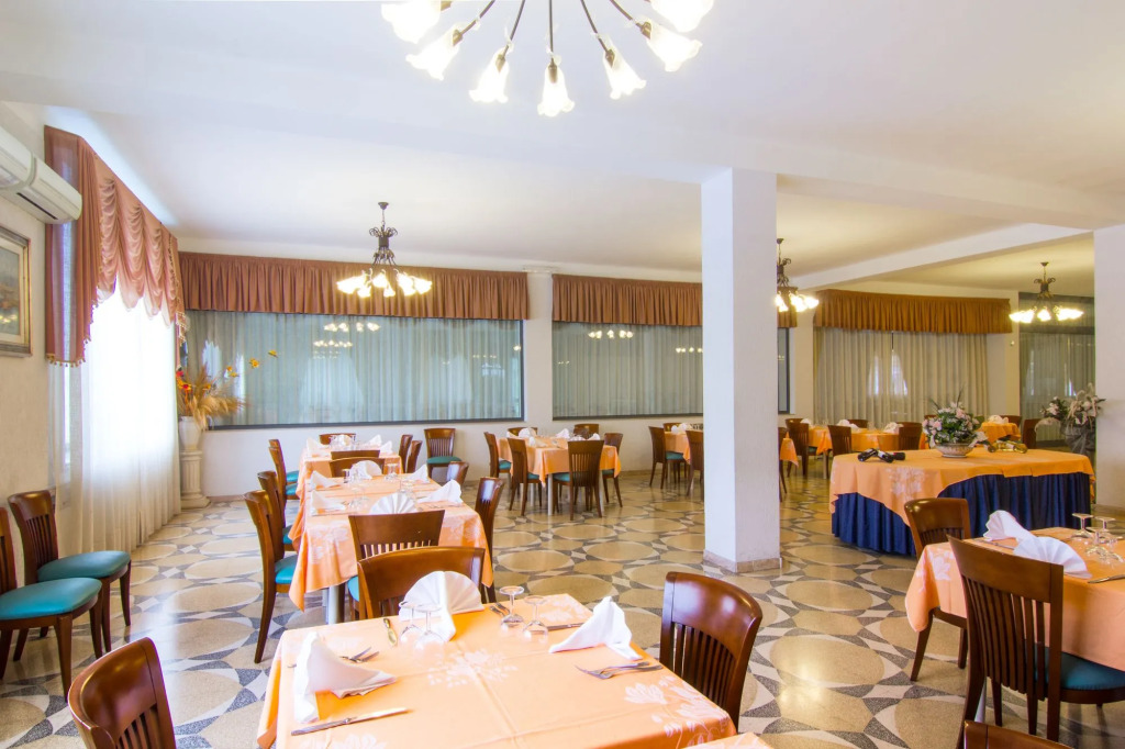 Racar Hotel