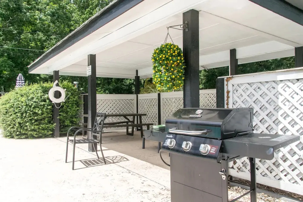 Lakeview 1BR Condo w Deck Walk to Village