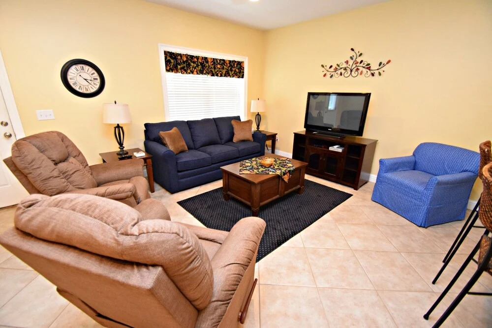 Laguna Breeze E 2 Bedroom Condo by Redawning