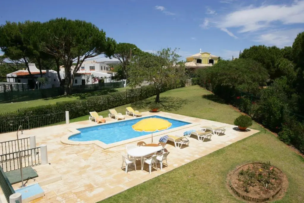 A stylish villa with a private pool, short drive from the centre, free AC Wifi