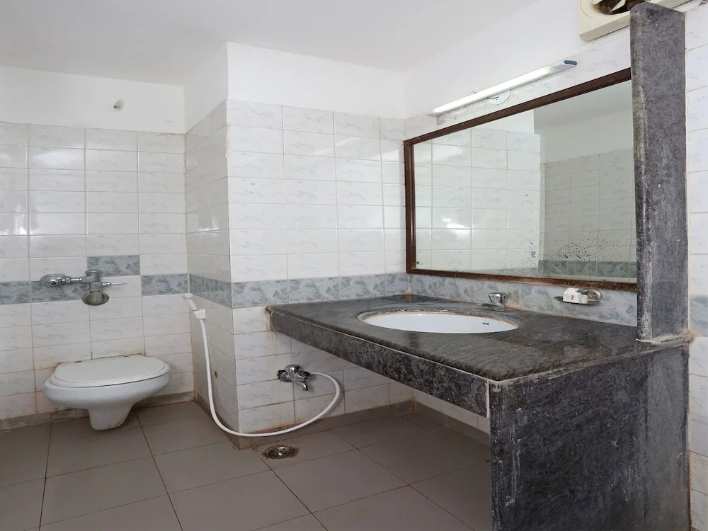 OYO Capital O 5879 Radha Damodar Residency