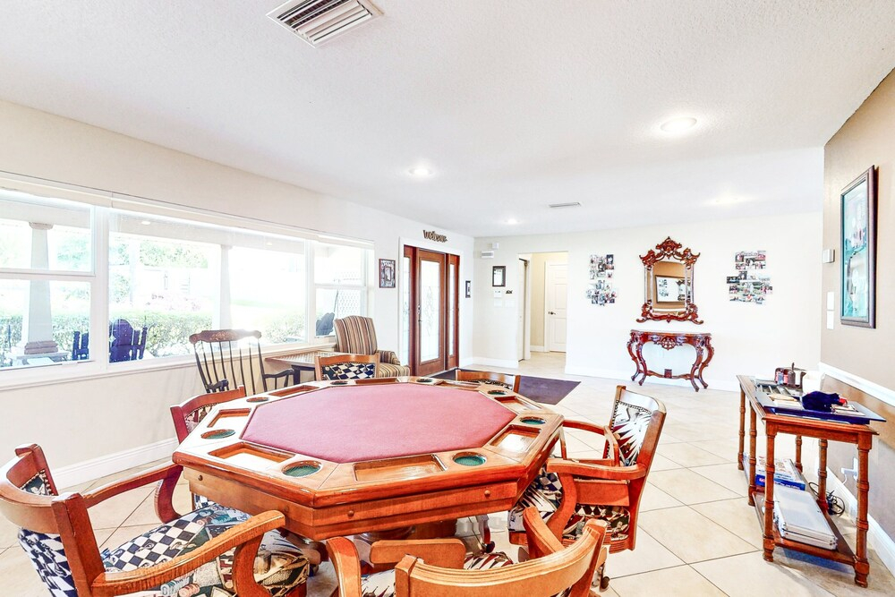 Dog-friendly Lakefront Home With Private Dock & Beach - Snowbirds Welcome