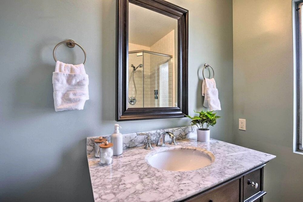 Los Angeles Suite w/ Covered Patio Area!