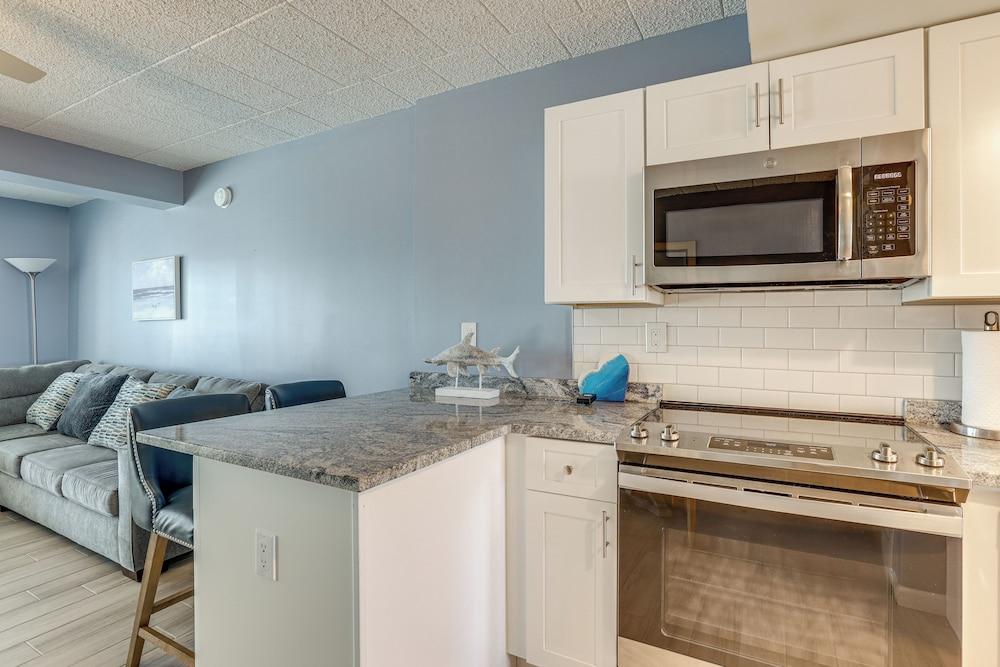 Oceanside Retreat in Mantoloking: Walk to Beach!