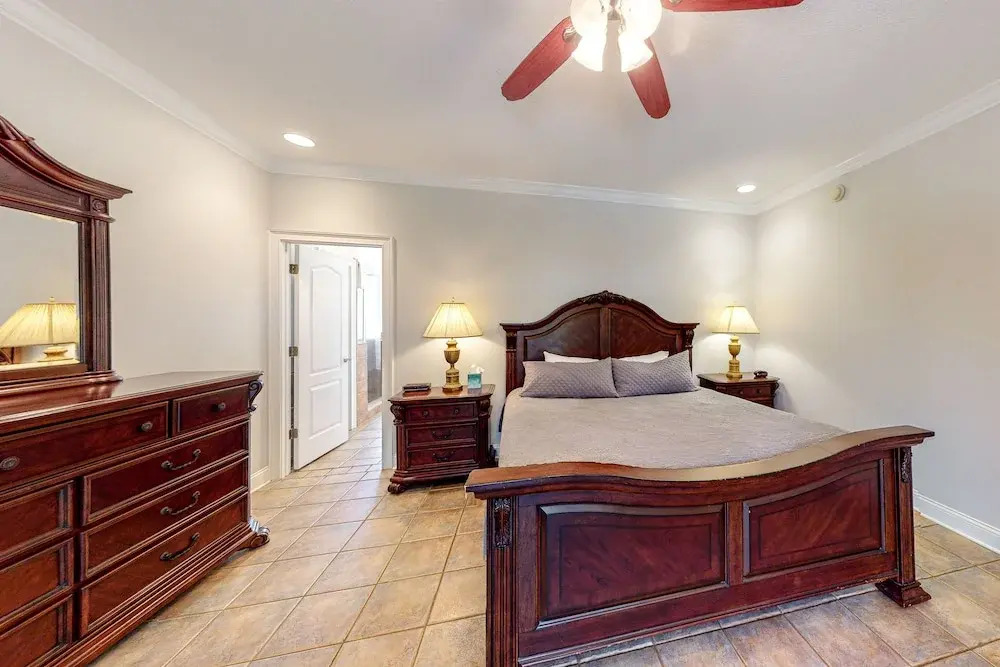 Beautiful Home With Modern Conveniences - Close to the Beach, Dogs Welcome