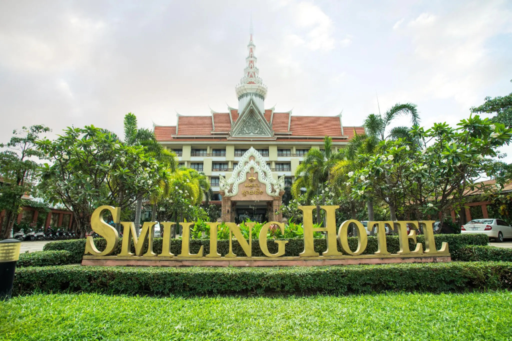 Smiling Deluxe Hotel