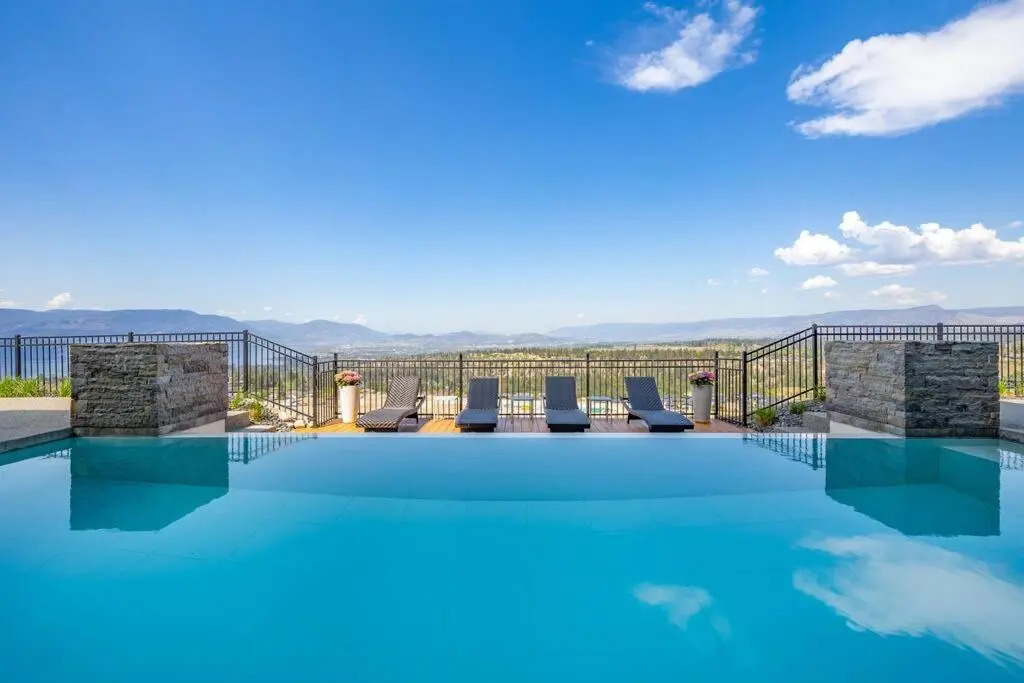 Newly Modern House w/ urban landscape of Kelowna!！