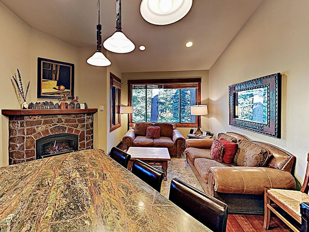 All-season Mountain Getaway W/ Pools & Hot Tubs 2 Bedroom Condo