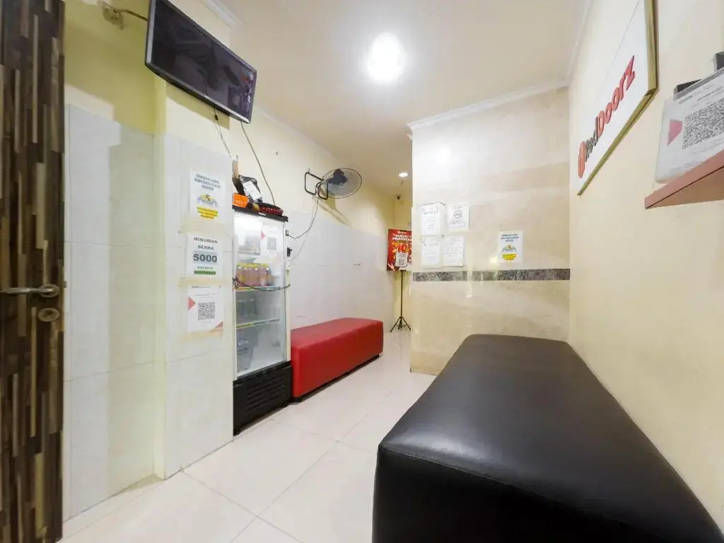 RedDoorz Plus near Mall Ciputra Jakarta