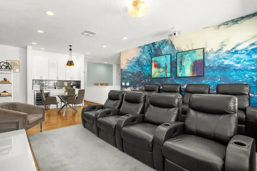 Upstay - Movie Mansion w Cinema-pool Hot Tub-games