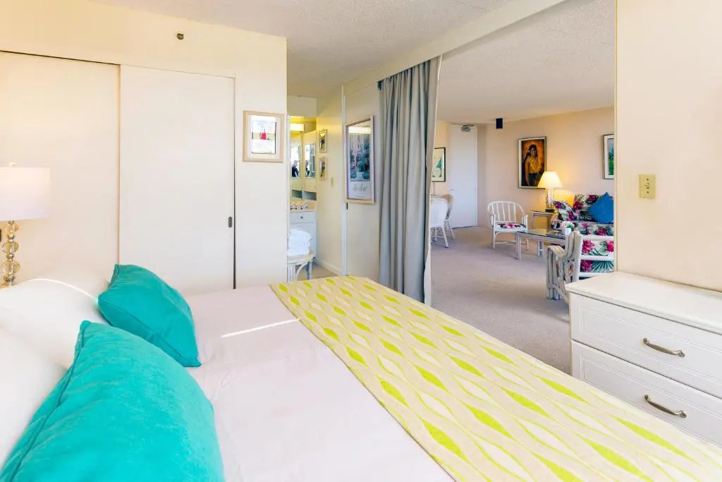 Fabulous Diamond Head and Ocean Views 33rd Floor - Parking, WiFi - Close to Beach