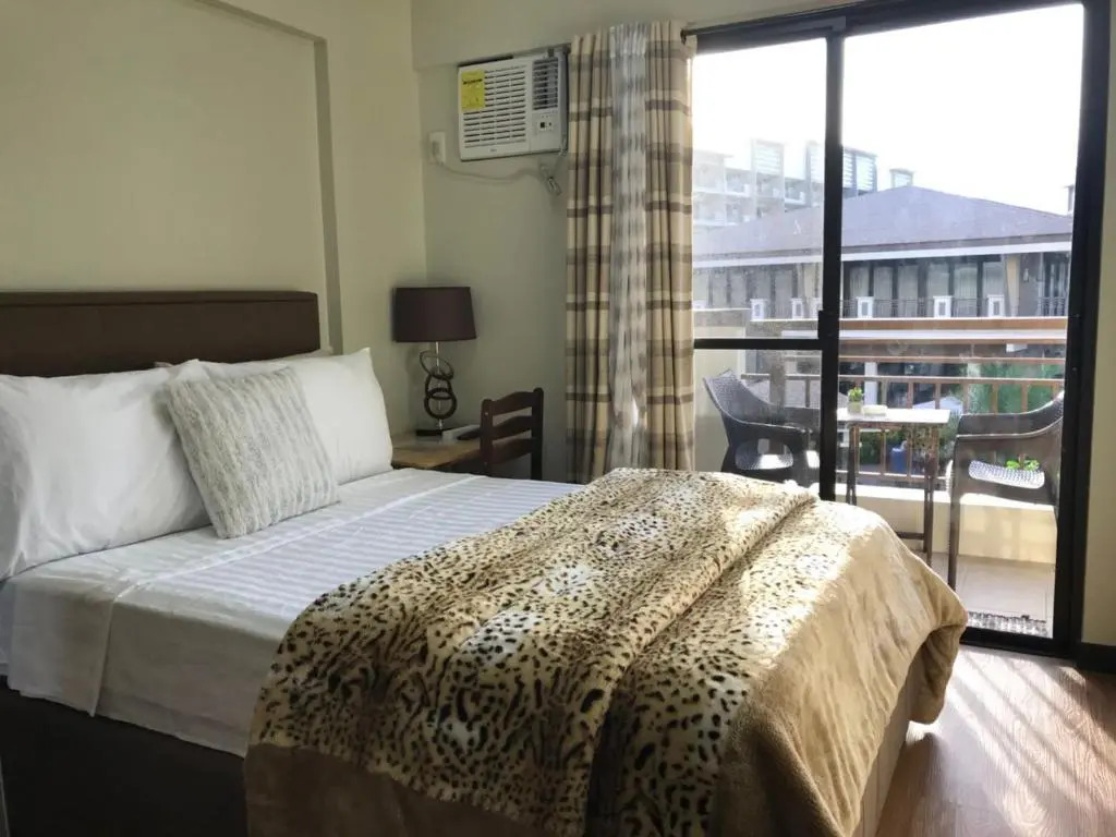 MaRoy Suites at Asteria Residences (Near NAIA with free Parking+Fiber Internet)