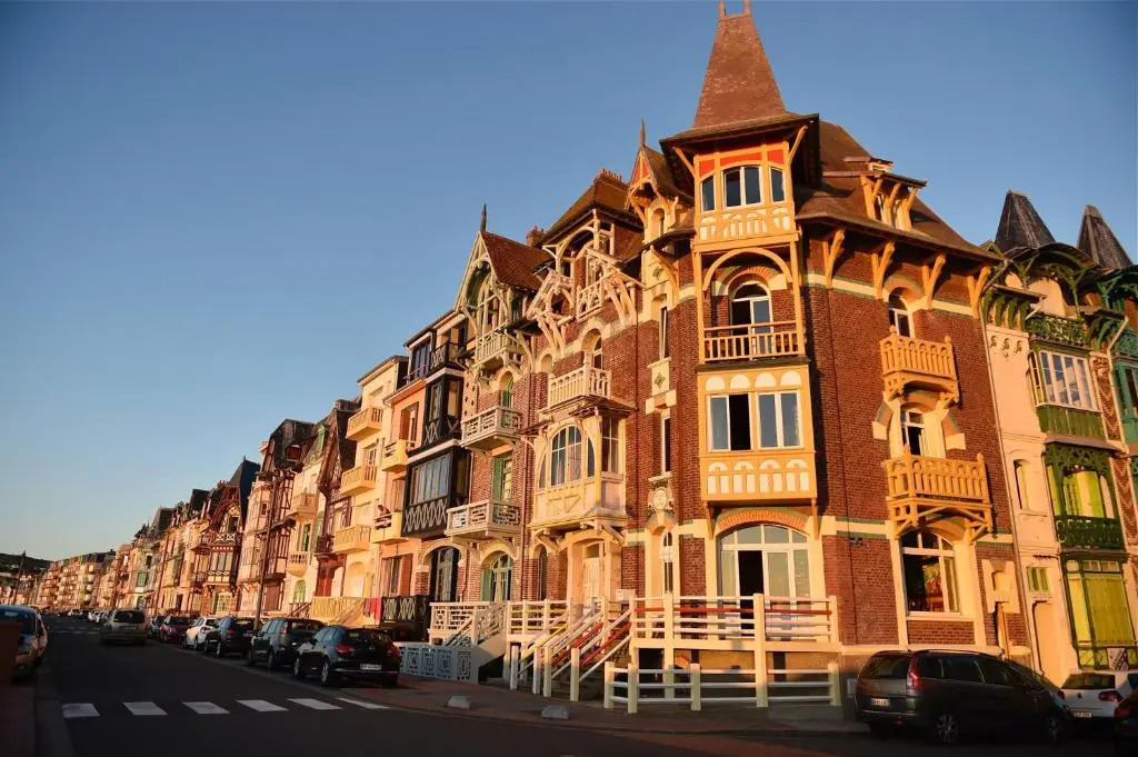 IDÉALEMENT SITUÉ "LE STUDIO" Les Locations ISAHORA sont aussi à 2 pas du Château d'Eu, des Falaises du Tréport, de MERS les Bains et aux portes de la BAIE DE SOMME