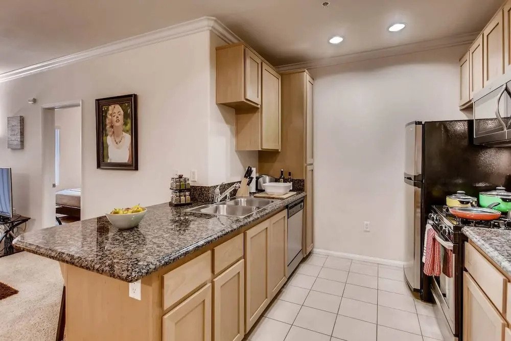 A+ Los Angeles Seclusion Large 2br/2bath + 2 Free Parking Spots! (P2)