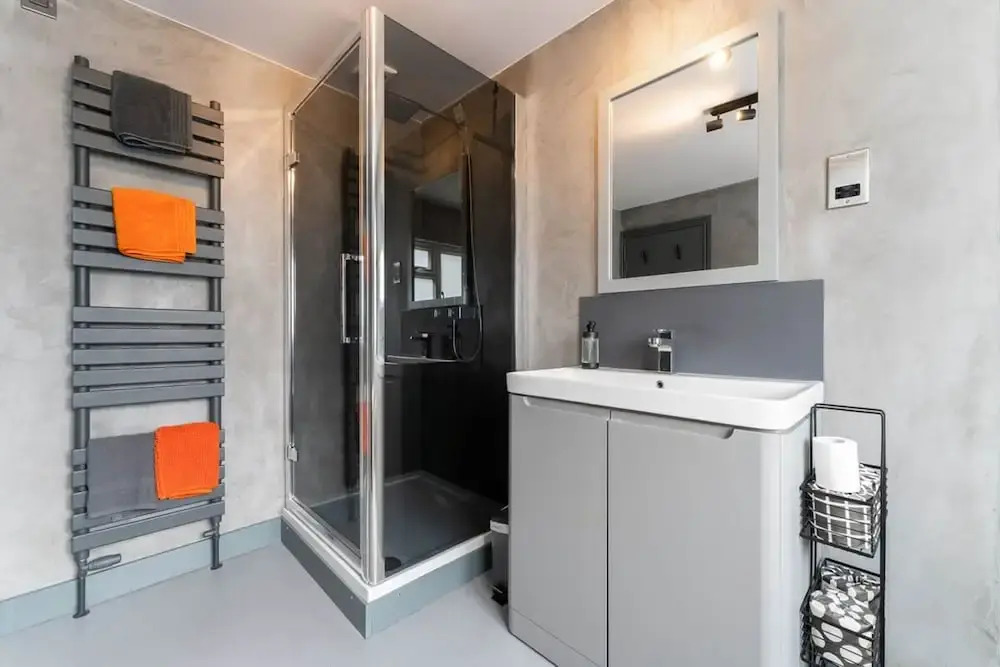 Host Stay Queens Maisonette