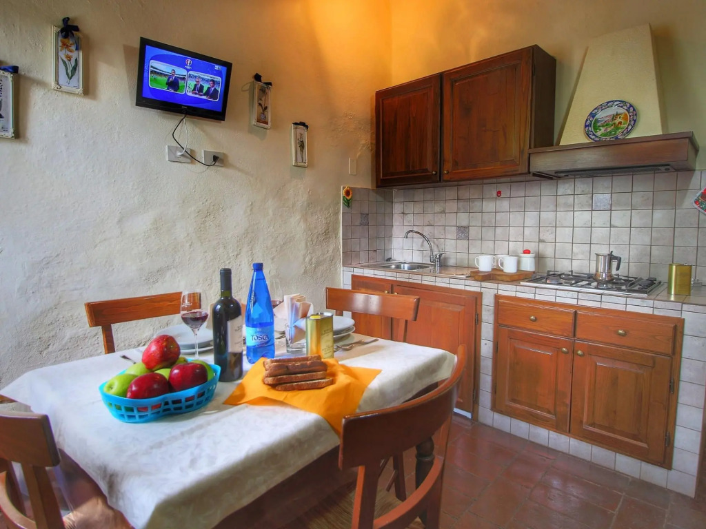 Apartment in a farmhouse with swimming pool
