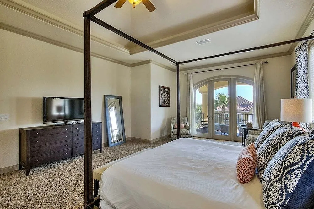 Casa de Palms by RedAwning
