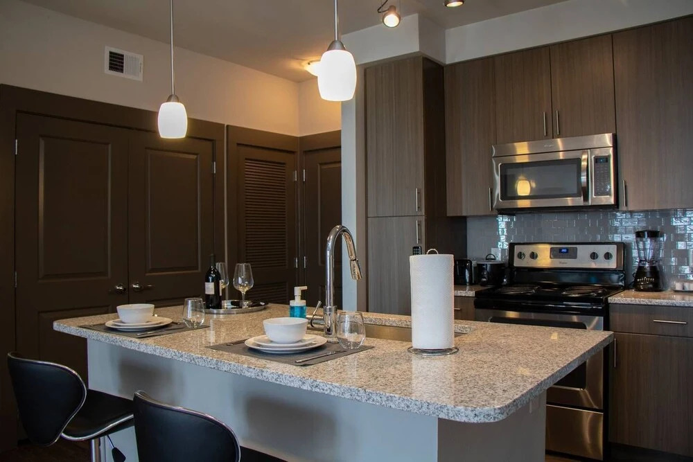 Modern & Private Condo Balcony Great Location