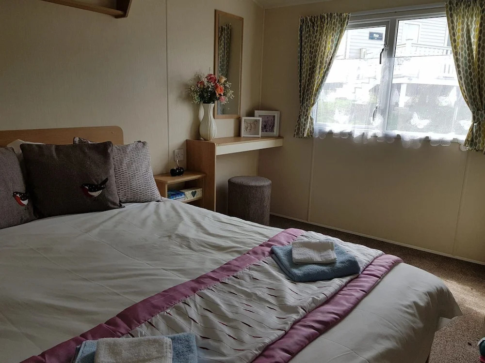 Pool-garden-2br-parking-wifi-sleeps6