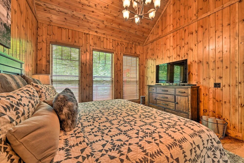 Luxe Broken Bow Cabin: Hot Tub ~ 3 Mi to Hochatown